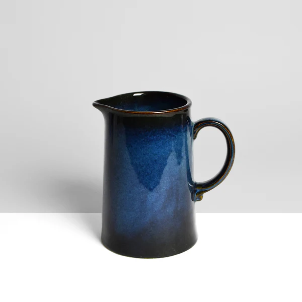 Un pichet en céramique