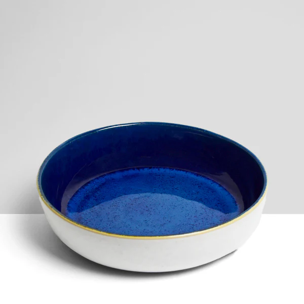 Un plat rond en céramique